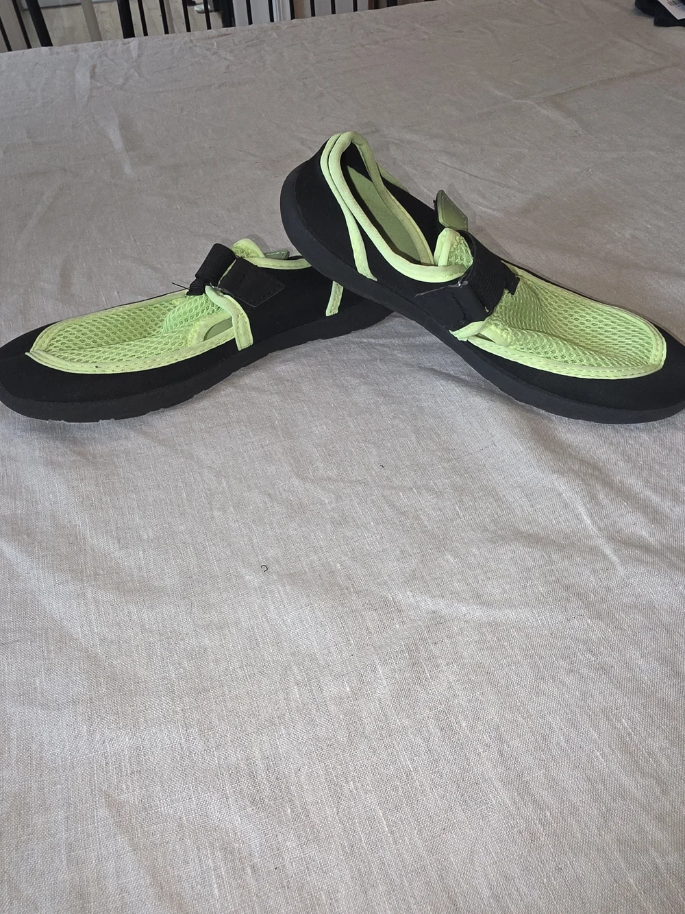 wonder nation Black and Neon Green Kids Water Shoes